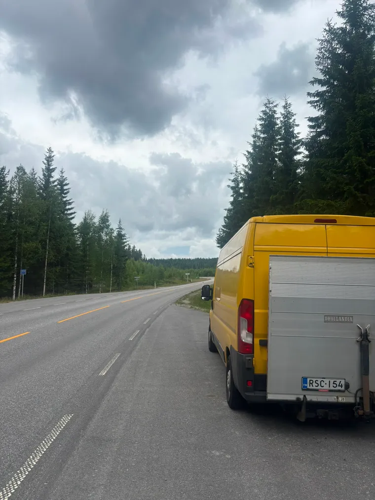 NB-Palveluiden muuttoauto ja peräkärry maantiellä matkalla muuttokohteeseen